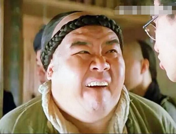 原创肥猫曾是港片黄金配角创业欠债千万如今68岁街头独自买菜