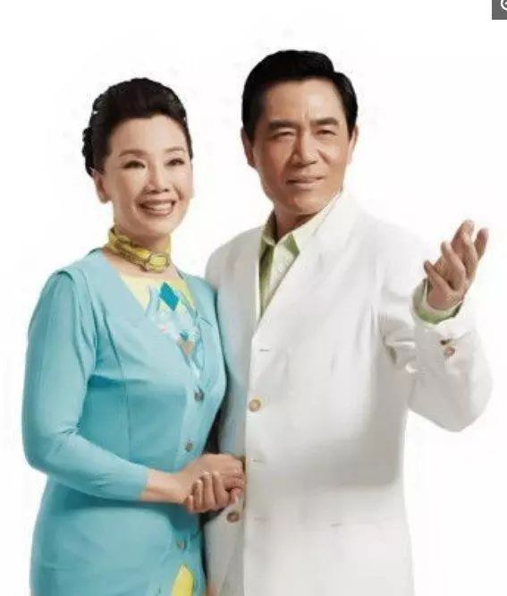 老戏骨陈宝国32年零绯闻现在一家三口让人羡慕儿子更是帅过爹