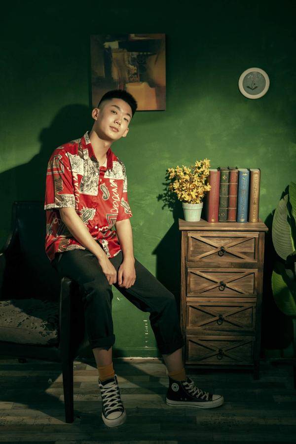 95后央视主持新星韩雨被称为励志哥用执着点燃梦想之灯