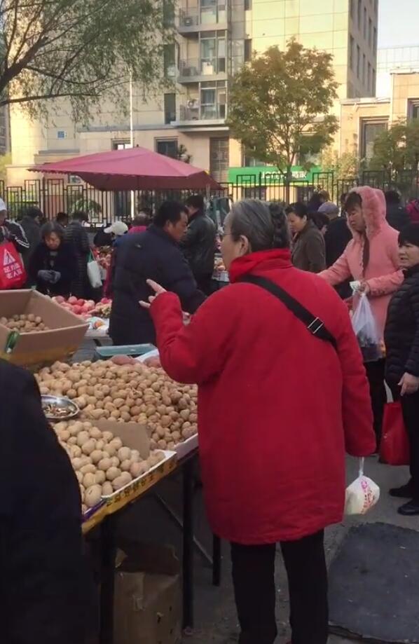 "容嬷嬷"李明启逛菜市场,与商贩讨价还价,穿着朴素接地气_观众