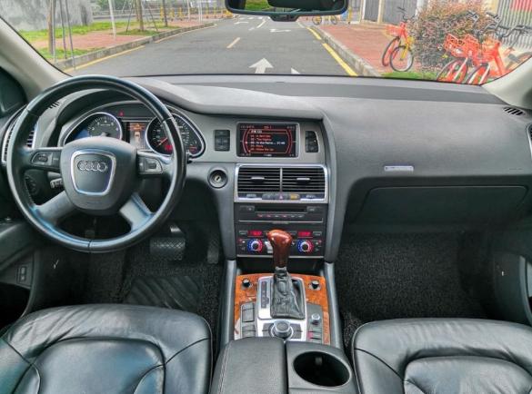 经典的方向盘,中控区域简洁,虽说没有新款奥迪q7的内饰好看,不过笔者