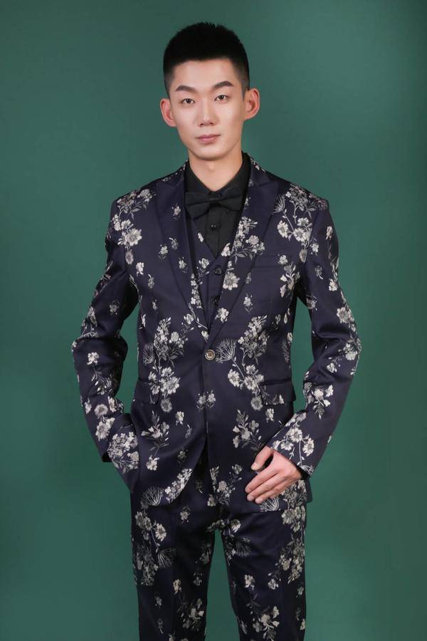 95后央视主持新星韩雨被称为励志哥用执着点燃梦想之灯