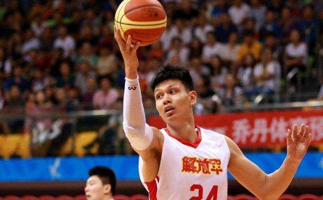 身高2.12米曾是国手 如今已挑不起大梁_许钟豪