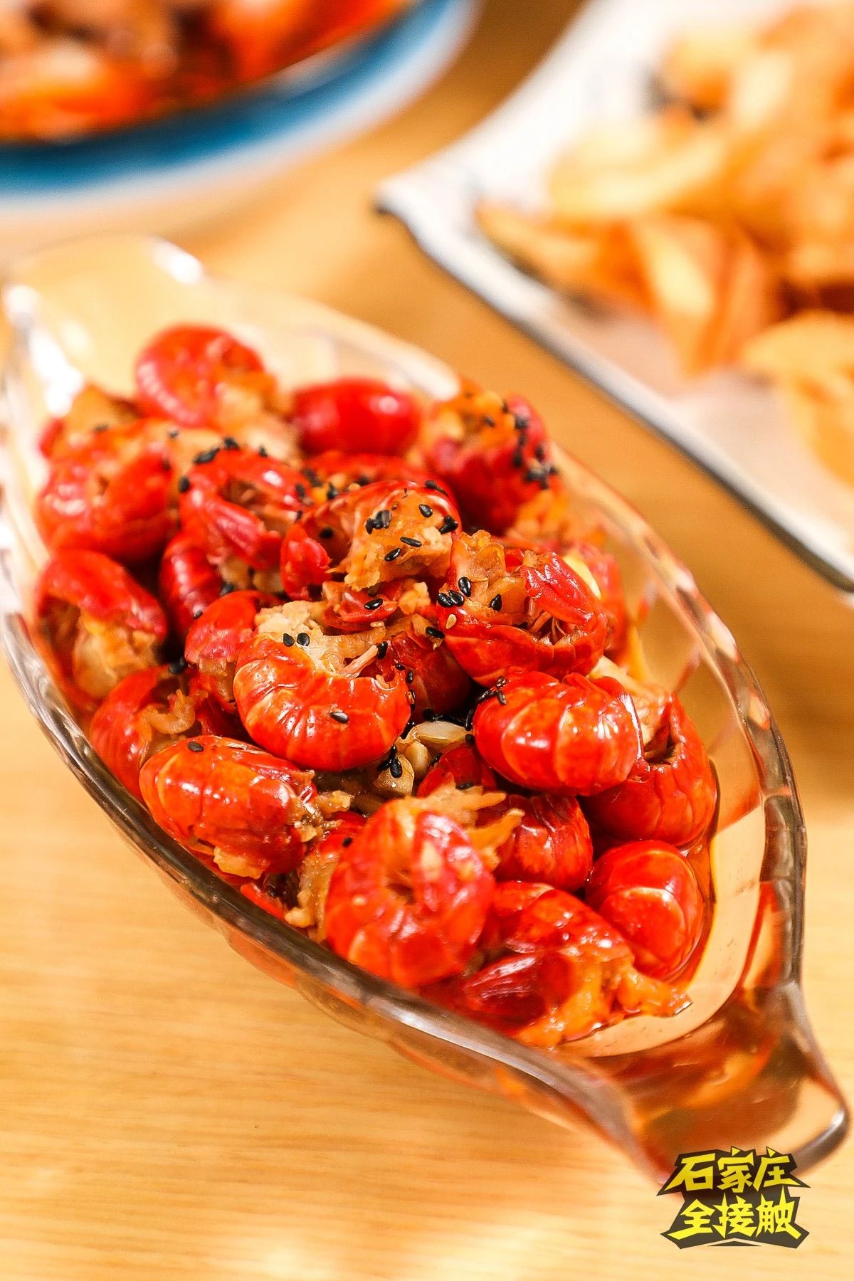 色泽红亮的龙虾尾蜷缩成虾球,静静的躺在那里,诱惑着每一个人的味蕾.