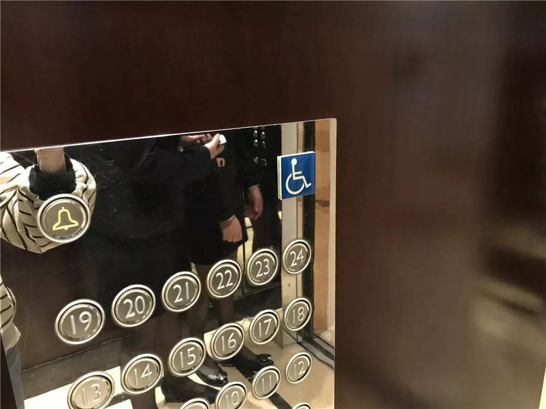 在入口处和电梯内需标注明显的无障碍电梯标识,电梯内召唤按钮,也应