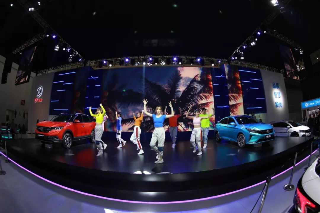 还有首次参加武汉车展的风神奕炫,舞台上一场场青春四射,充满魅力的