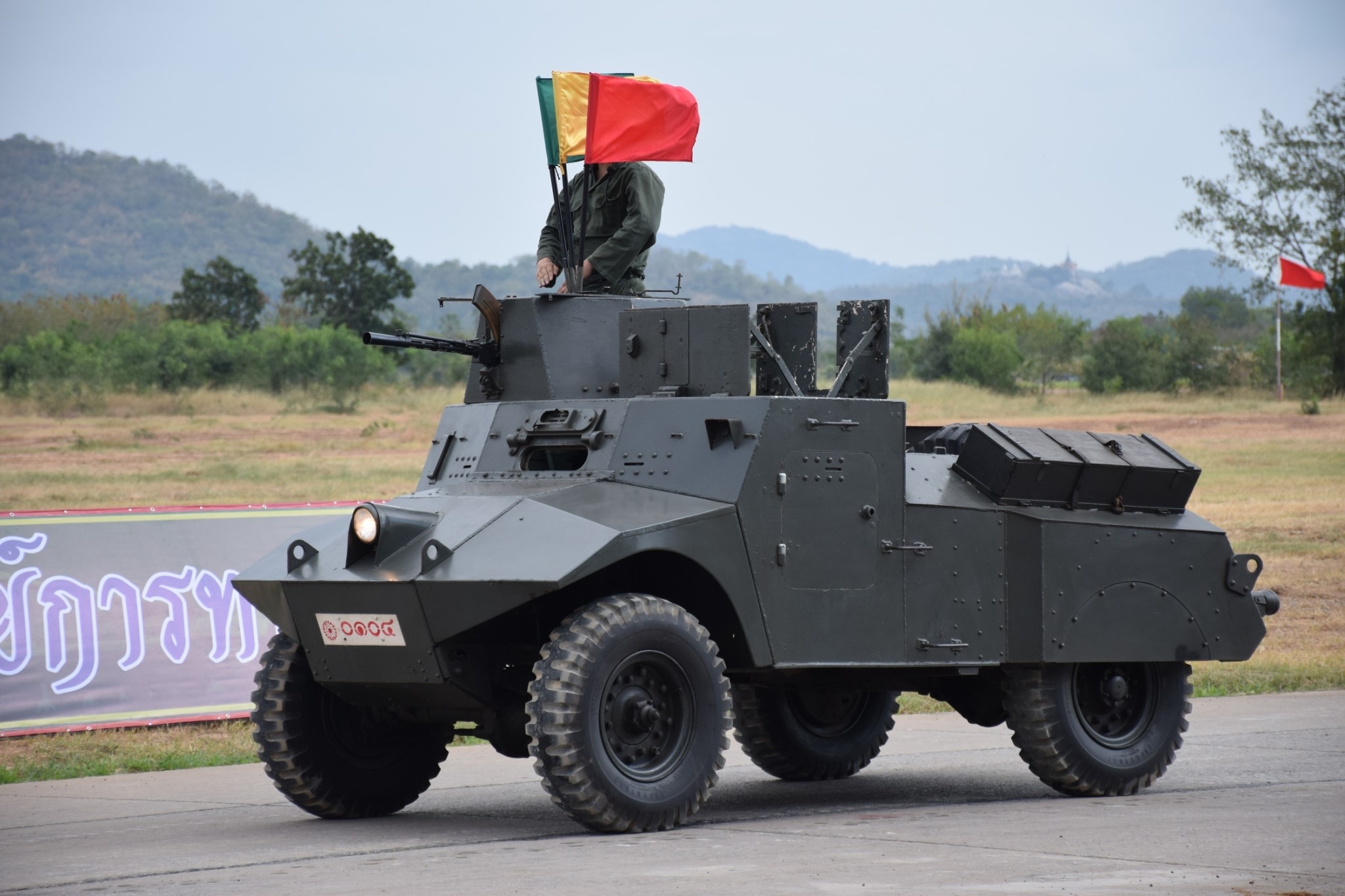 泰装甲兵接受检阅02两代中国造坦克全部亮相