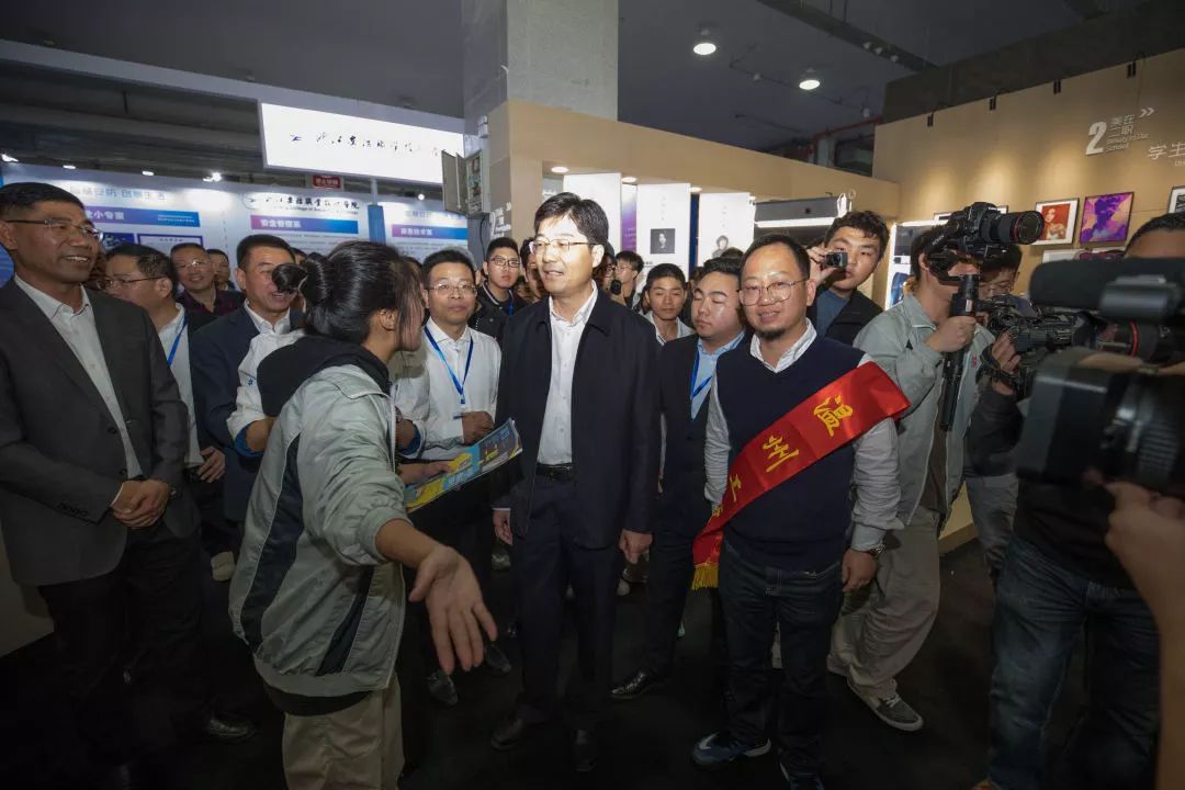 点击观看视频在为期三天的创博会上,我校以"美在二职"为主题,凭借新颖