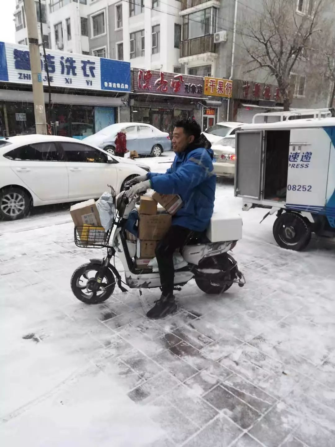 吉林省中通快遞小哥冒雪送件