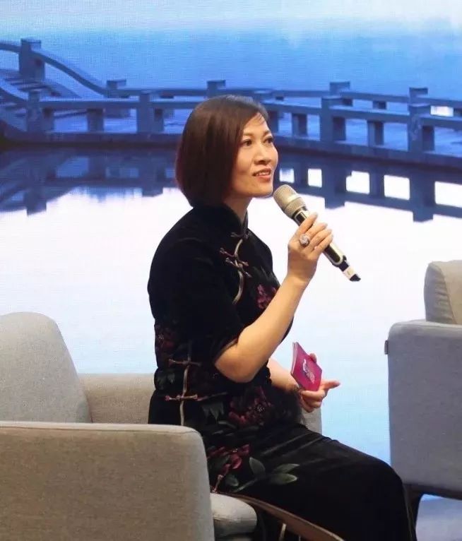 方雨接下去叙述了5月初在绿草如茵的虎跑宋宴成功主持了宁夏大学浙江