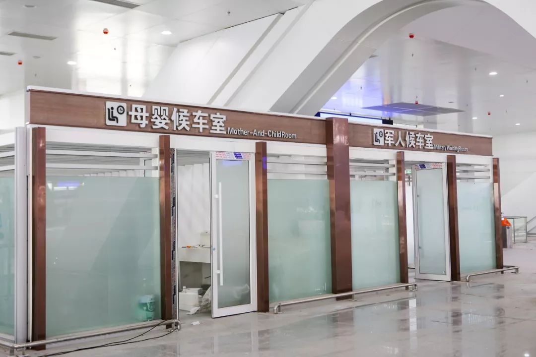 候车厅贴心地设有母婴候车室,还有为军人专设的军人候车室.