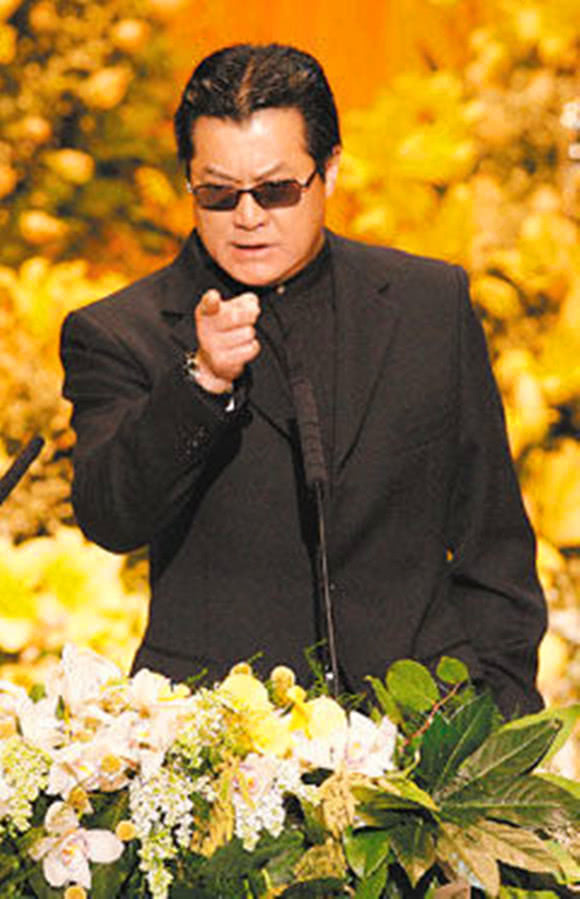 享年65岁,邓光荣去世后,圈内好友洪金宝,杨受成,谢贤,成龙等人悉数