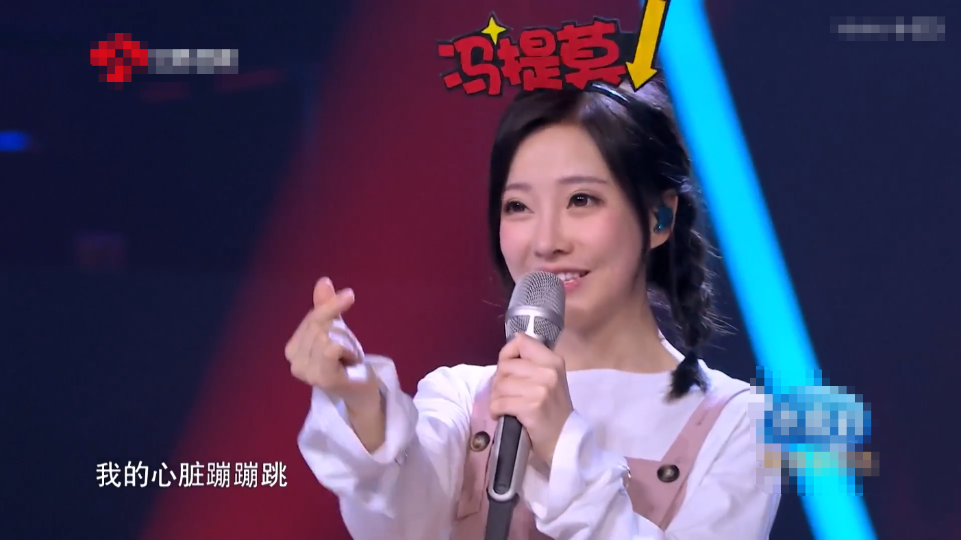 《蒙面唱将》冯提莫加入猜评团,现场亮嗓经典戏曲,声线惊艳全场