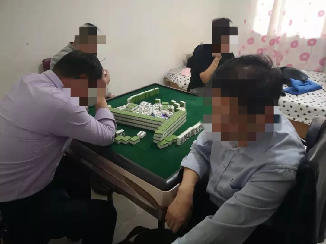 鄂尔多斯一小区内12人打麻将赌博被抓!
