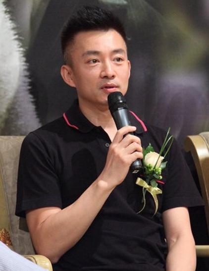 曾是央视最帅主持,因"同一首歌"被喜爱,如今50岁婚姻成谜_亚宁