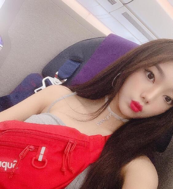 火箭少女101李紫婷深夜晒私房照,称你是我怀旧的一部分