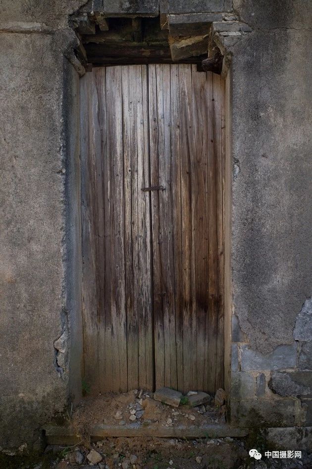 中国摄影网签约摄影师张从立作品赏析——古村落里的木门