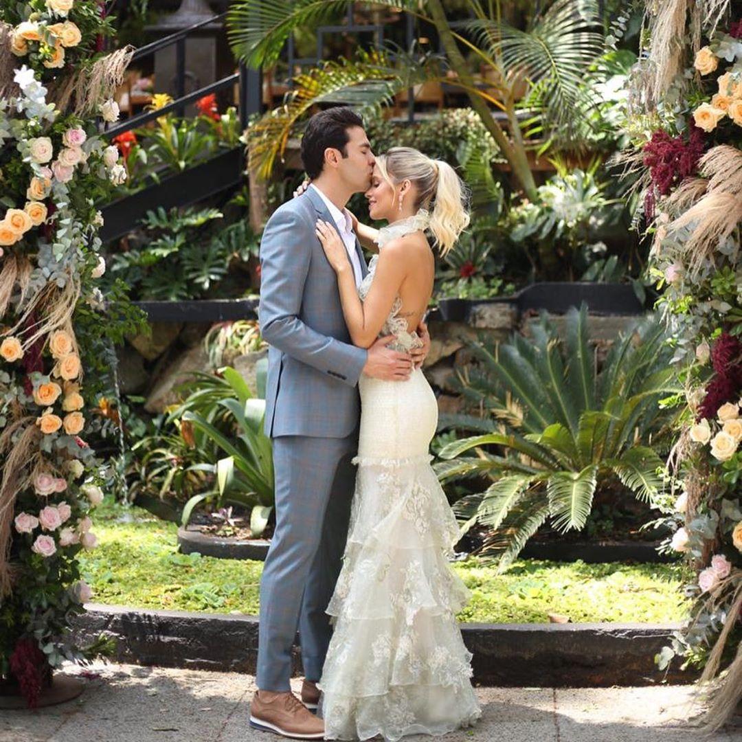 原创37岁卡卡与23岁名模二婚11岁儿子当证婚人夫妻热吻卢卡害羞低头