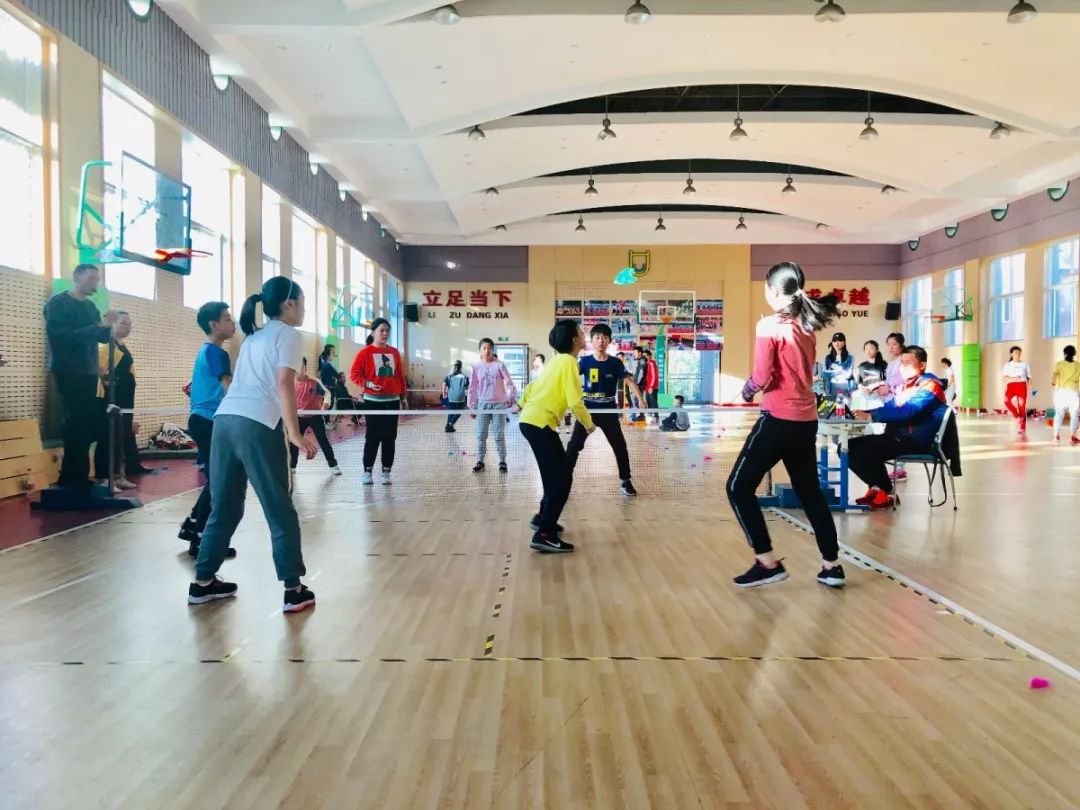 首先进行的是跳绳比赛.