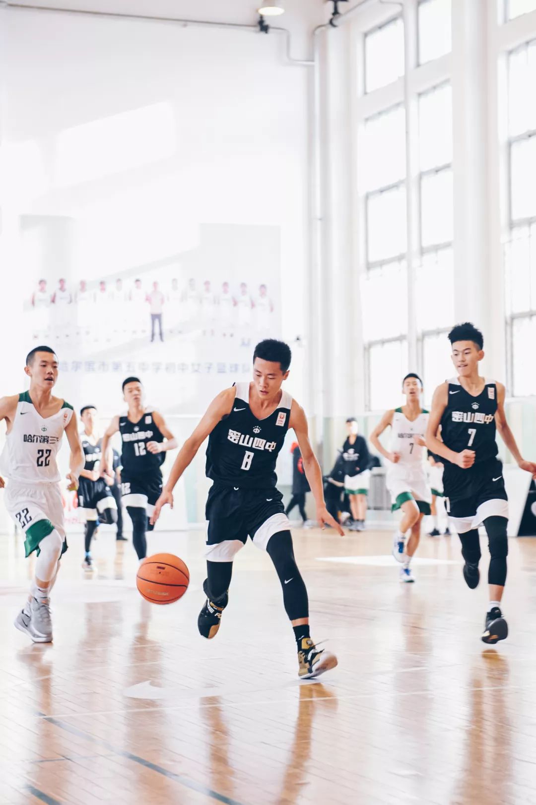 哈尔滨三中72:38密山四中本场比赛哈尔滨五中开局便抢得先手,疯狂进攻