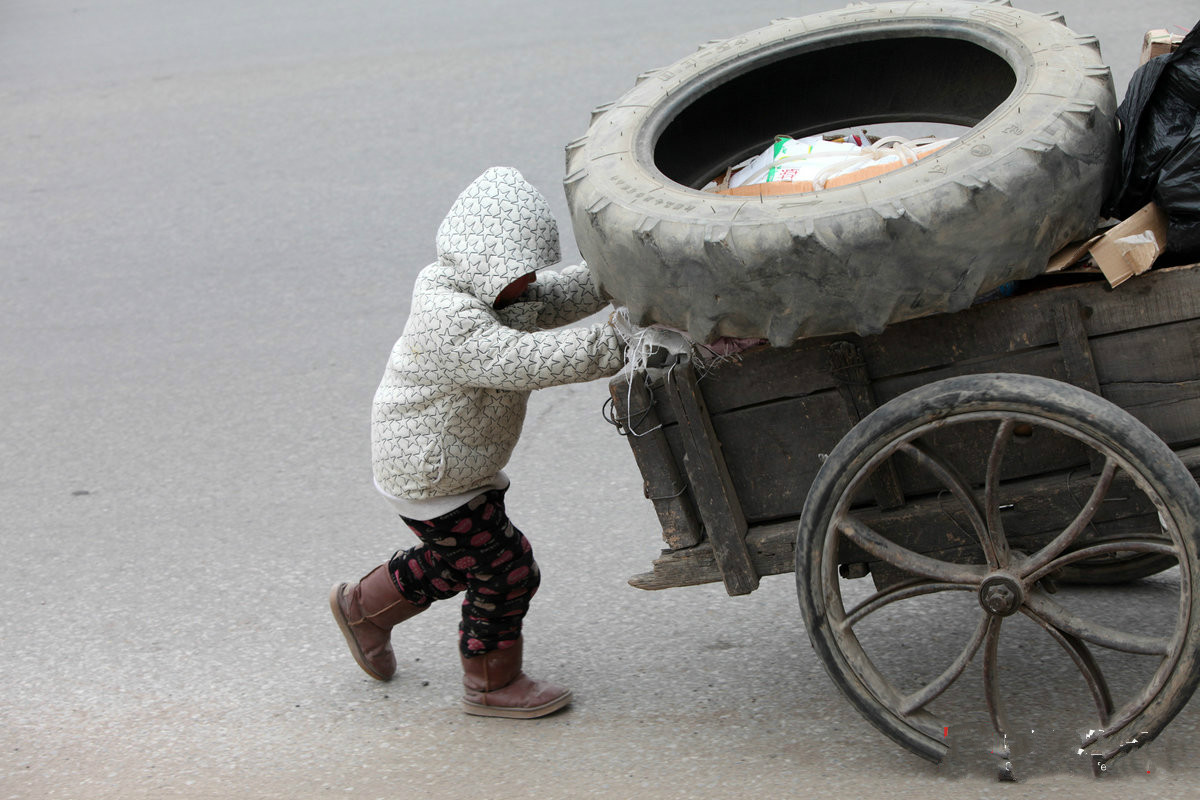孤苦无依的五旬老汉带着3岁孙女捡破烂,最愁没钱让孙女上学