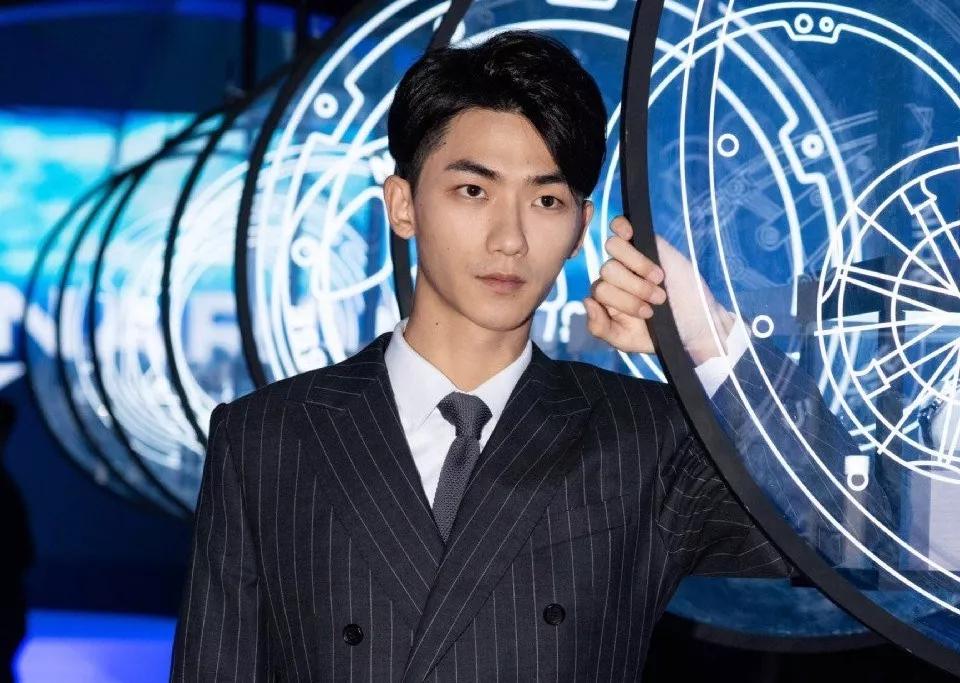 周融,现更名周莫非,2015年通过zero-g男团出道,r1se任豪也曾是这个