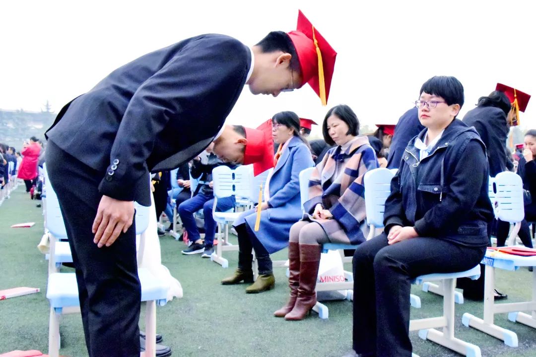 这礼物藏了18年今天送给你哪一刻你为孩子留下泪水