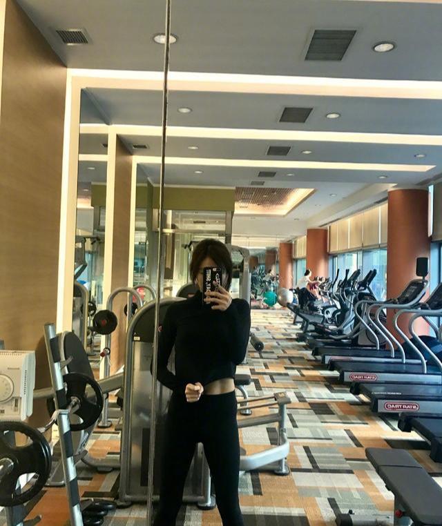 姜妍体重仅有90斤,瘦出迷人"筷子腿",直言:减肥做好3点_方法