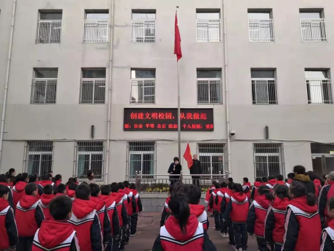 从我做起"活动要求,11月18日,丹东市站前小学举行了"创建全国文明城市