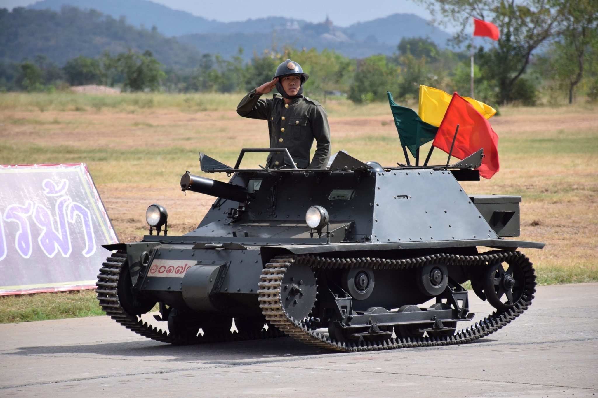 vib超轻型坦克泰国陆军装备的英制fv101 天蠍型装甲侦察车fv101 天蠍