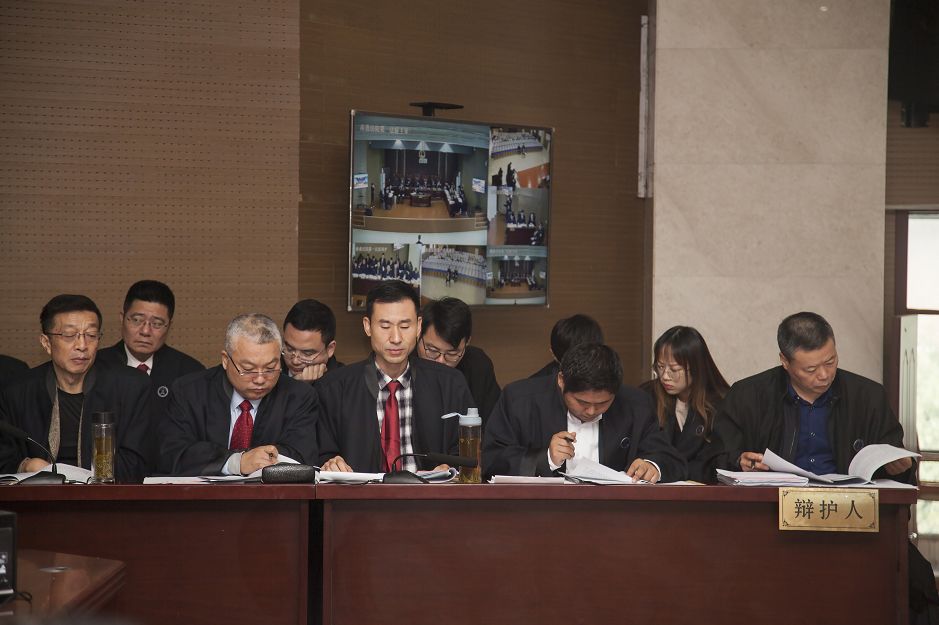 滁州42人公开受审!_张海涛