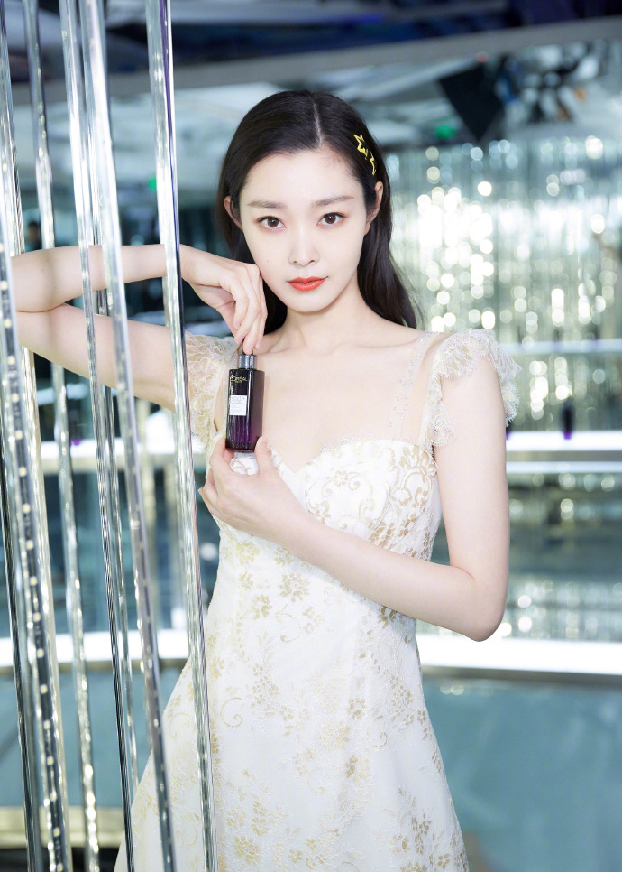 宋轶皮肤白皙身材优越,是公认的"旗袍女神",这身白色蕾丝裙也是妥妥的