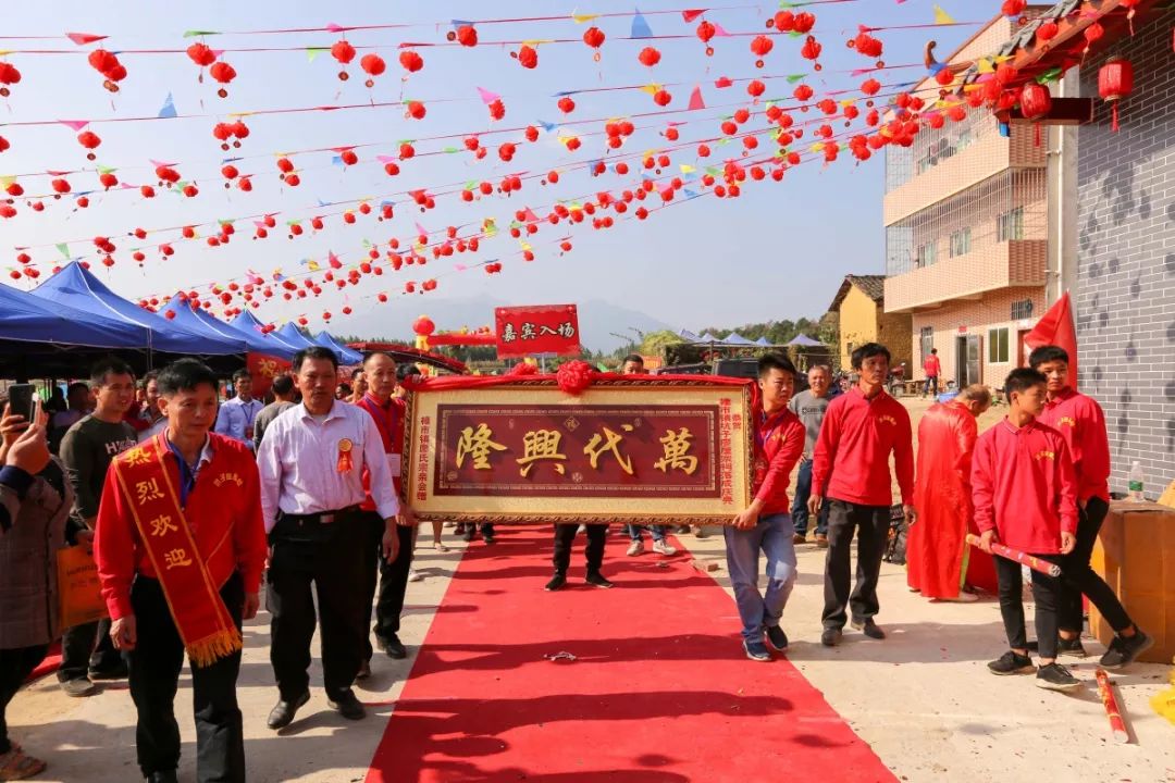 广东省韶关市曲江樟市镇北约村坑子廖屋武威堂宗祠入伙鞭炮齐鸣雄狮
