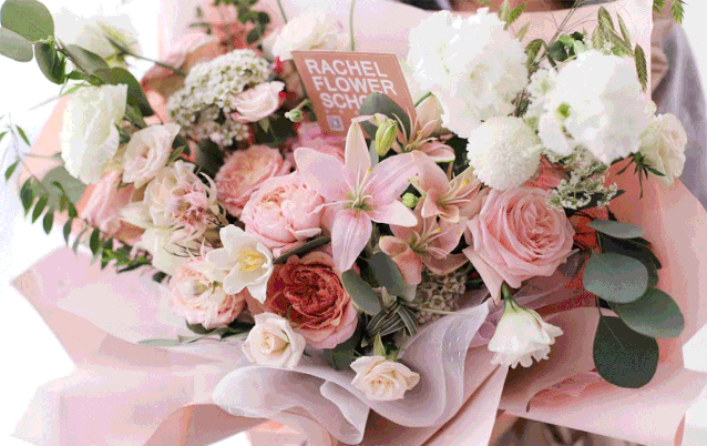 4真心喜欢你而蓝色满天星是:白色满天星代表着初恋星星点点般的小美好