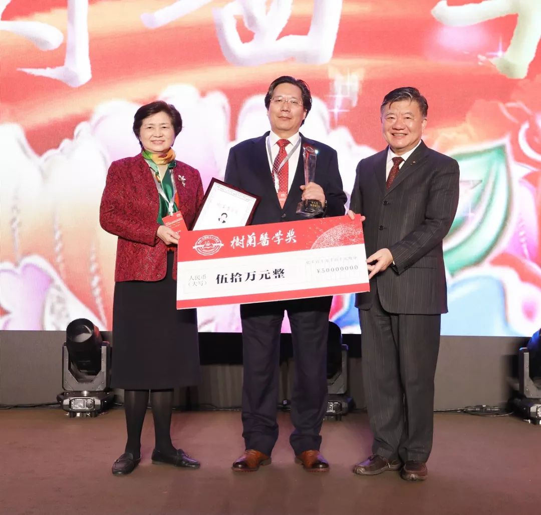 陈竺院士,郑树森院士为张伯礼院士颁奖陈竺院士,郑树森院士和李兰娟