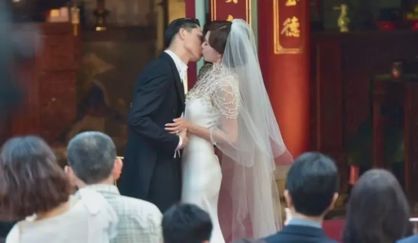原创林志玲泪撒婚礼现场,与丈夫交换婚戒接吻两次
