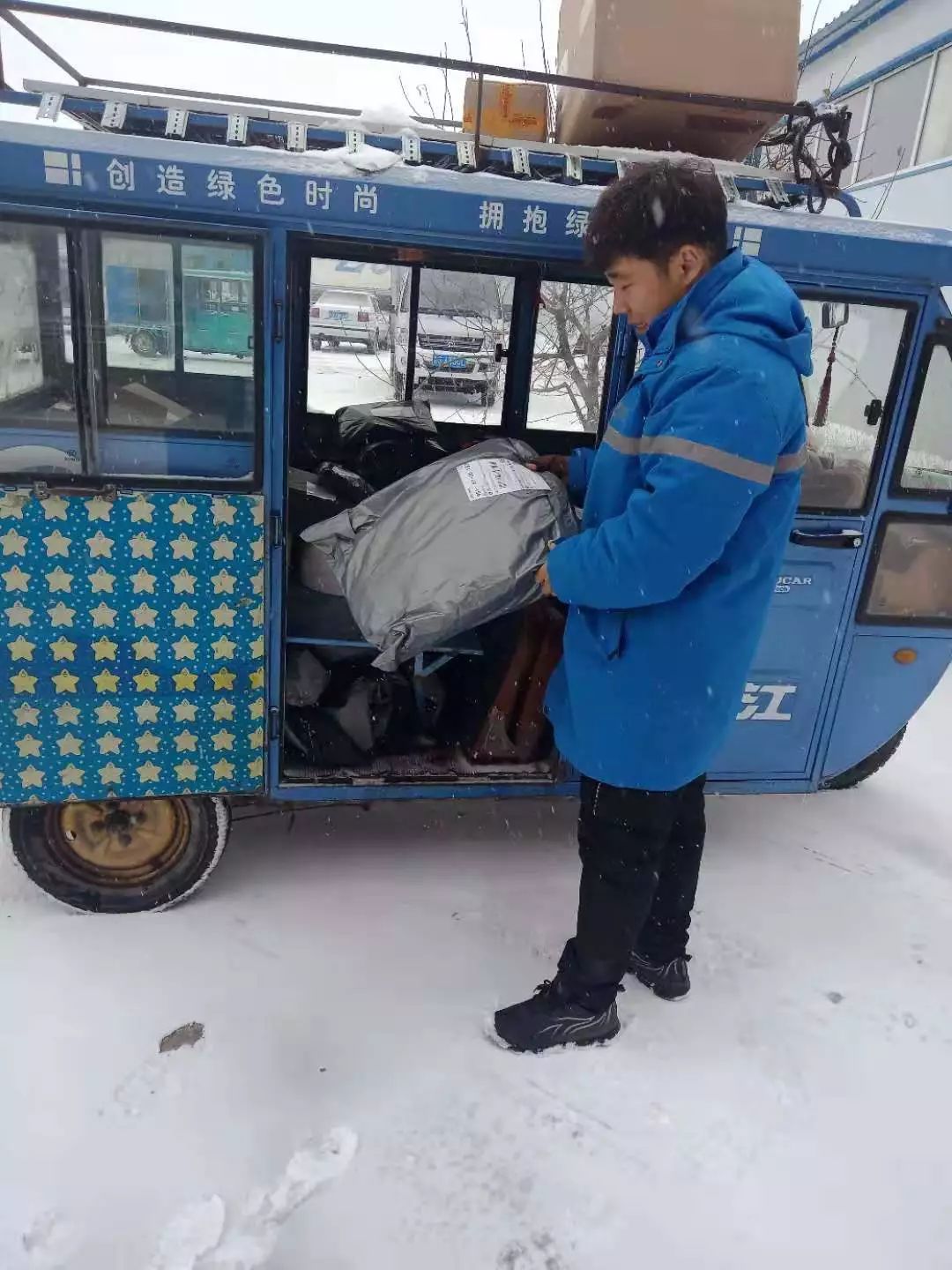 吉林省中通快递小哥冒雪送件