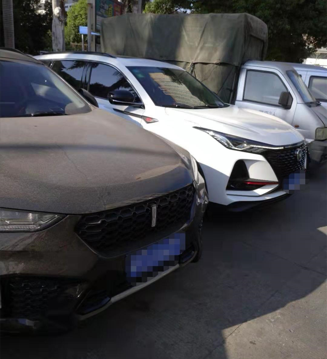 长安cs75plus故意停在wey旁边对比一下看谁的外形更霸气