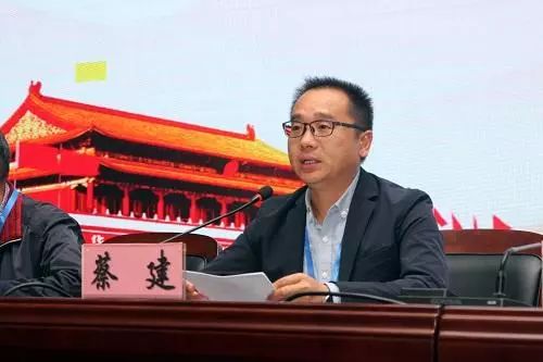 学校副校长蔡建主要回顾半学期来学校在德育管理方面