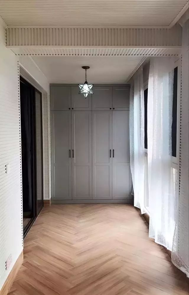 可以说是天然的凹位,最适宜做嵌入式的设计,不仅丰富了阳台的储物空间