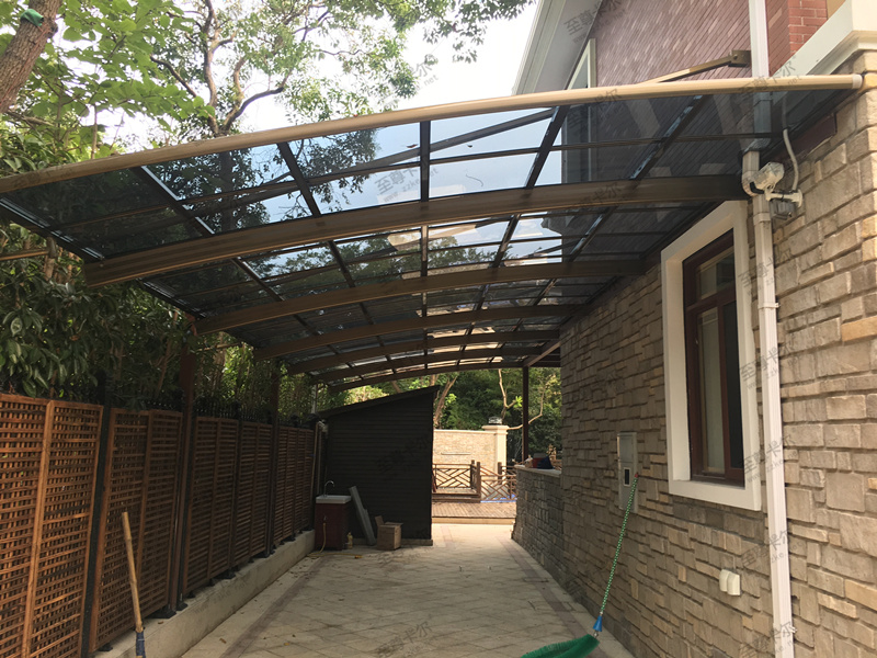 走廊雨棚用这种雨棚材质实用性极强