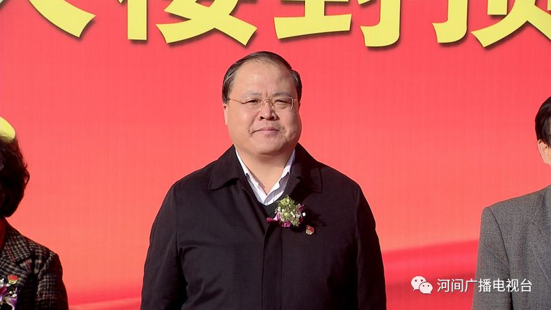 医院党委书记温秀玲,河间市领导尹卫江,王少杰,李忠岐出席封顶仪式
