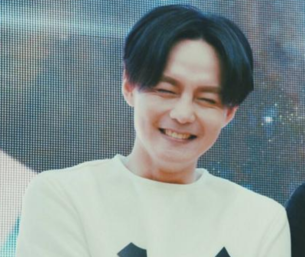 原创尹正剃寸头堪比"换头"?帅气碾压当红鲜肉,女网友:娶我娶我!