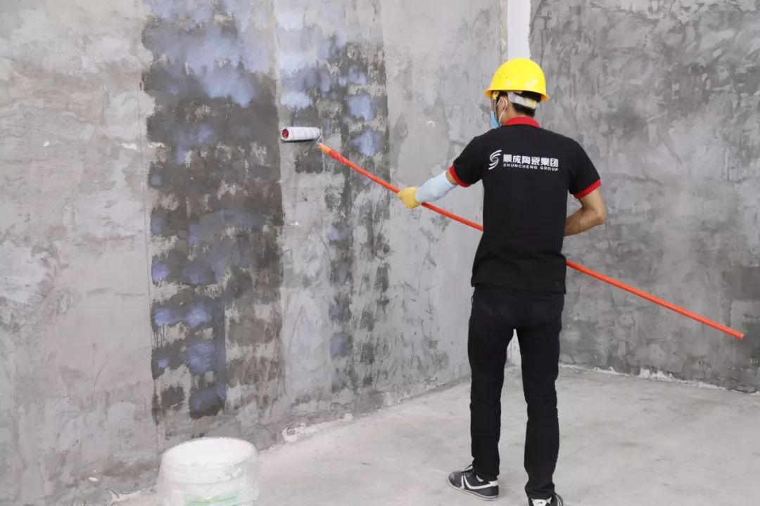 采用滚筒将界面剂均匀刷涂墙面/地面粘贴面,静置2h后方可粘贴.