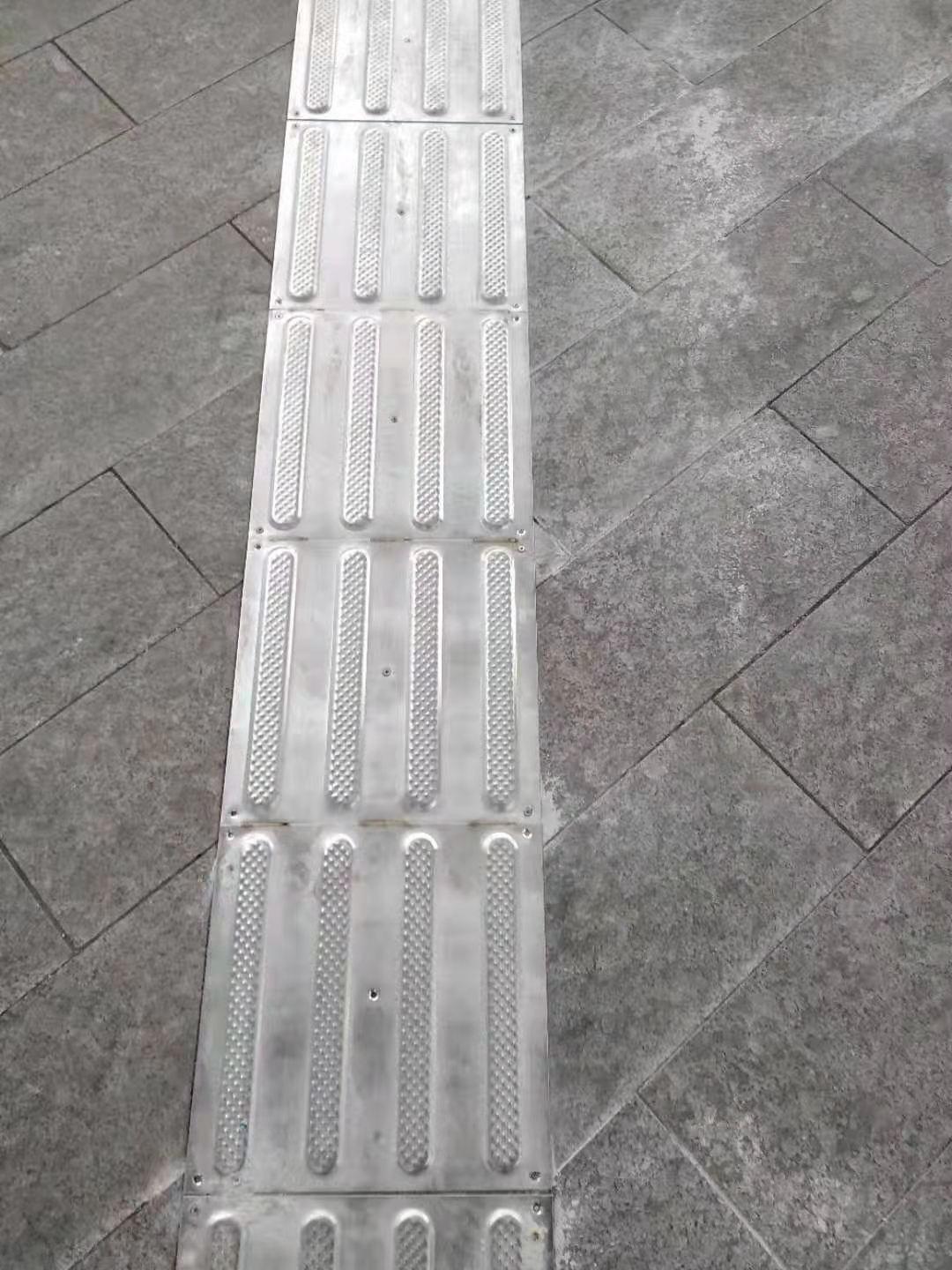 石家庄藁城不锈钢盲道又现新问题目前已停工