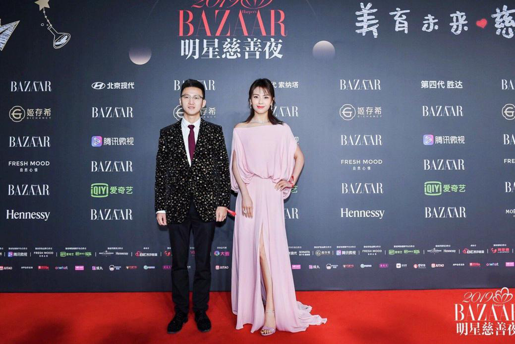 2019芭莎明星慈善夜星光璀璨 姬存希携手刘涛献力公益_爱心