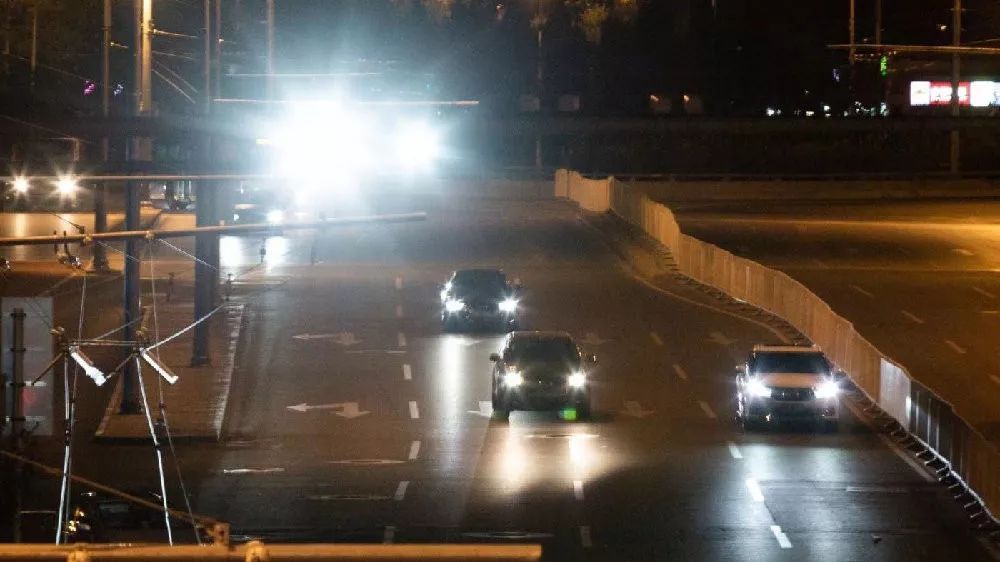 近日, "监控补光灯太刺眼, 给夜间行车安全造成极大隐患"一事引发舆论