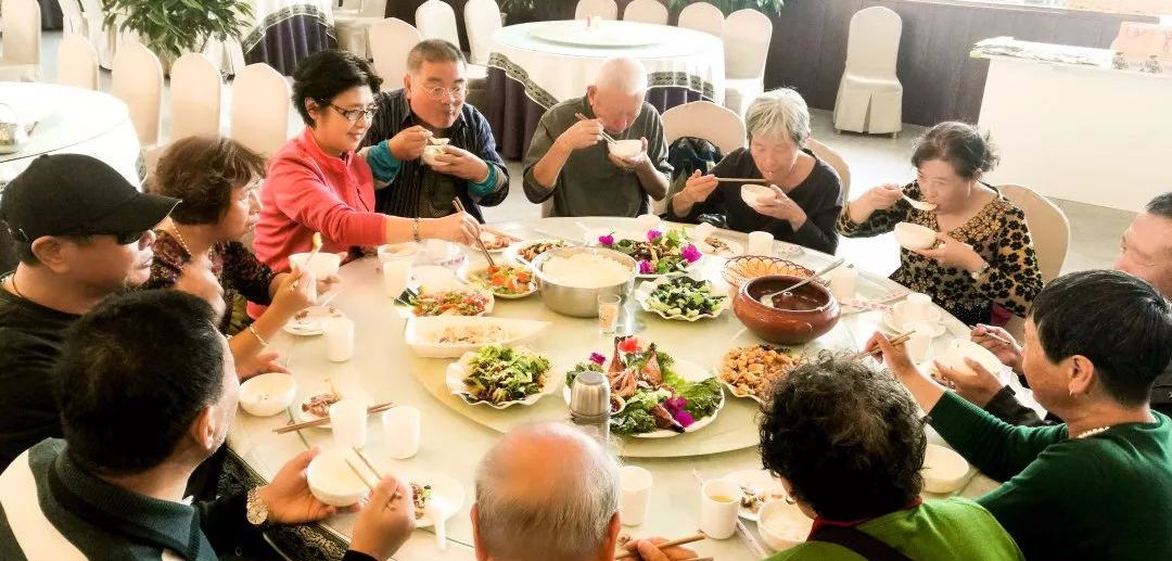 中老年人aa制吃饭游玩住一起这种拼玩族太潮了