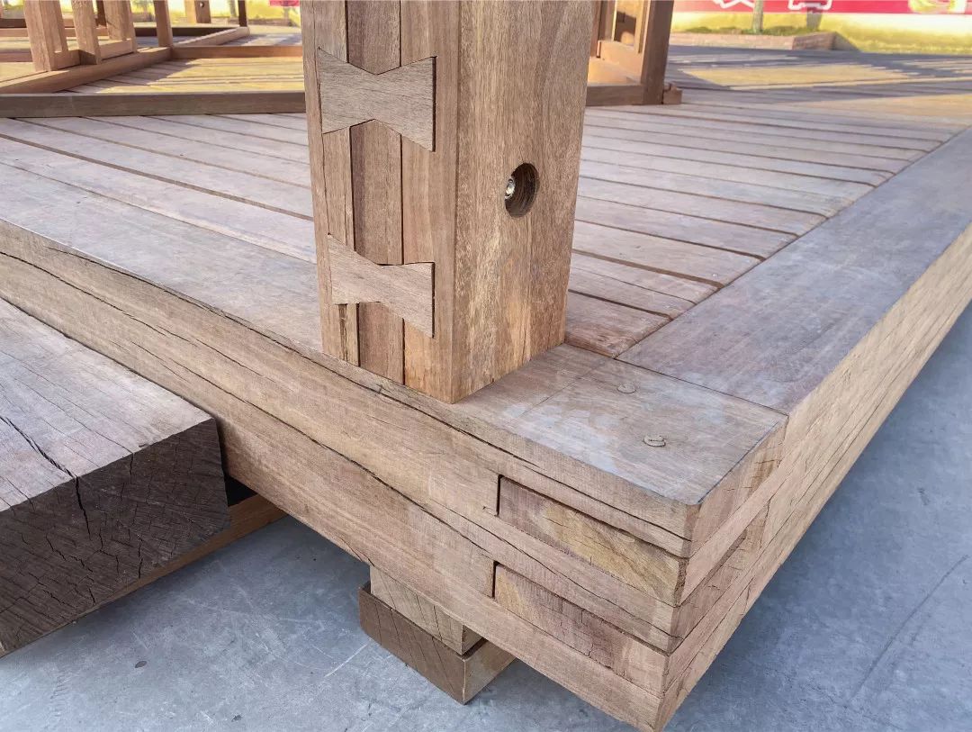 凉亭节点细部,中国传统燕尾榫与贯穿螺栓并置亭内移动门亭内座椅"居光