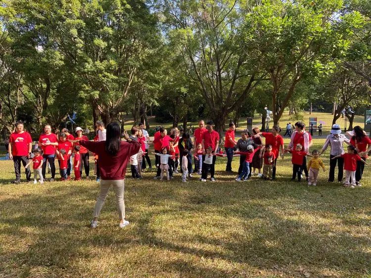 我们玩起了快乐的彩虹伞,热身律动操《大象舞》